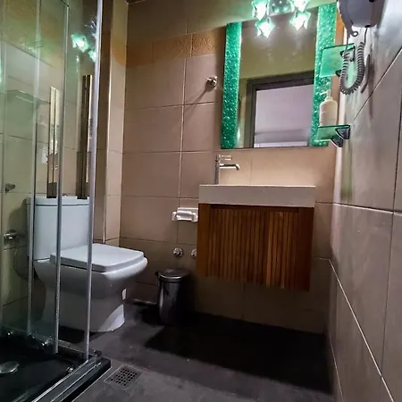 Nico E Marie Seaside, Nilie Hospitality Mgmt Торони